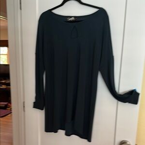 Sympli deep teal tunic, key hole detail at neck and sleeve. Hi-lo hem. Size 6.